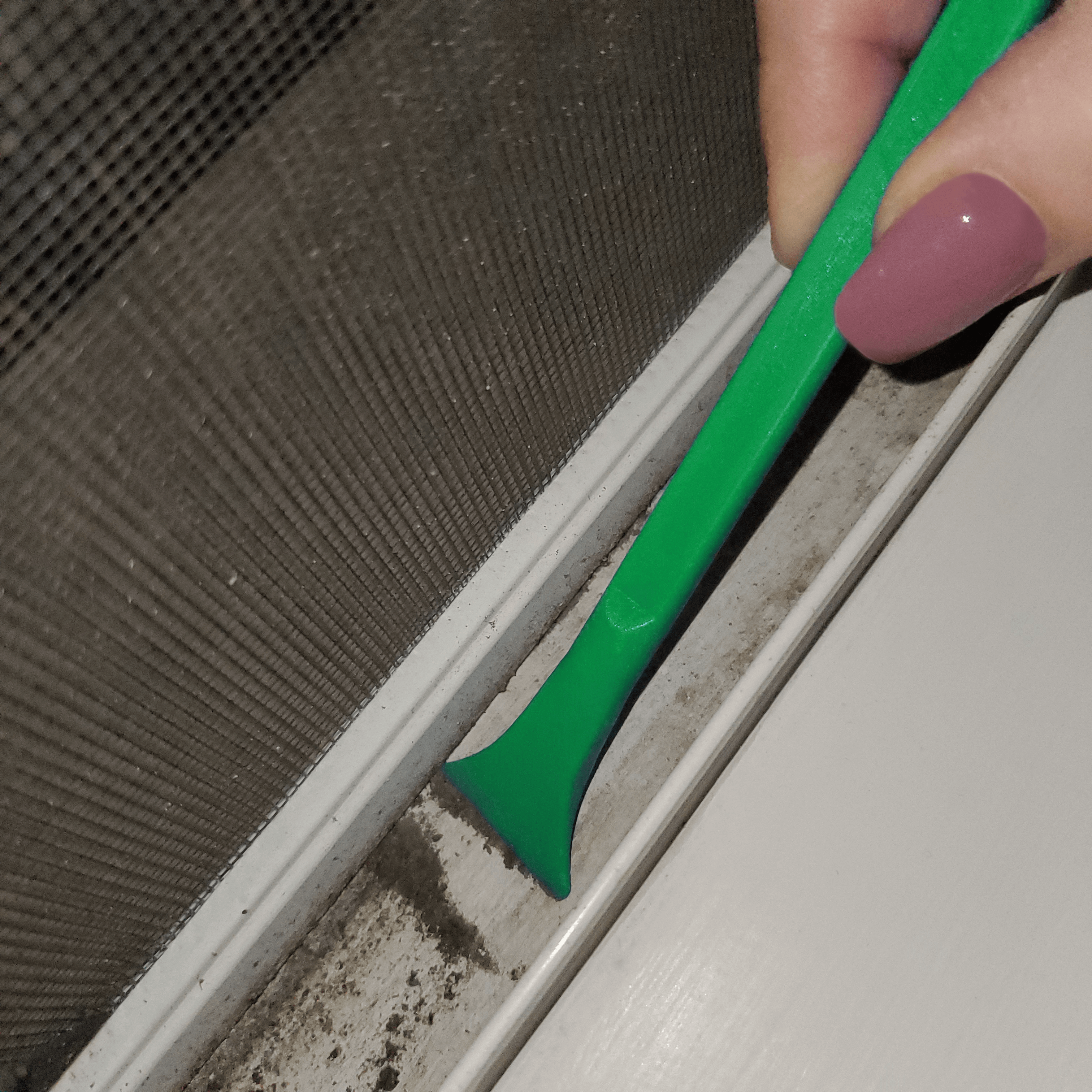 Cleaning widow sill with Wide Blade Scrigit