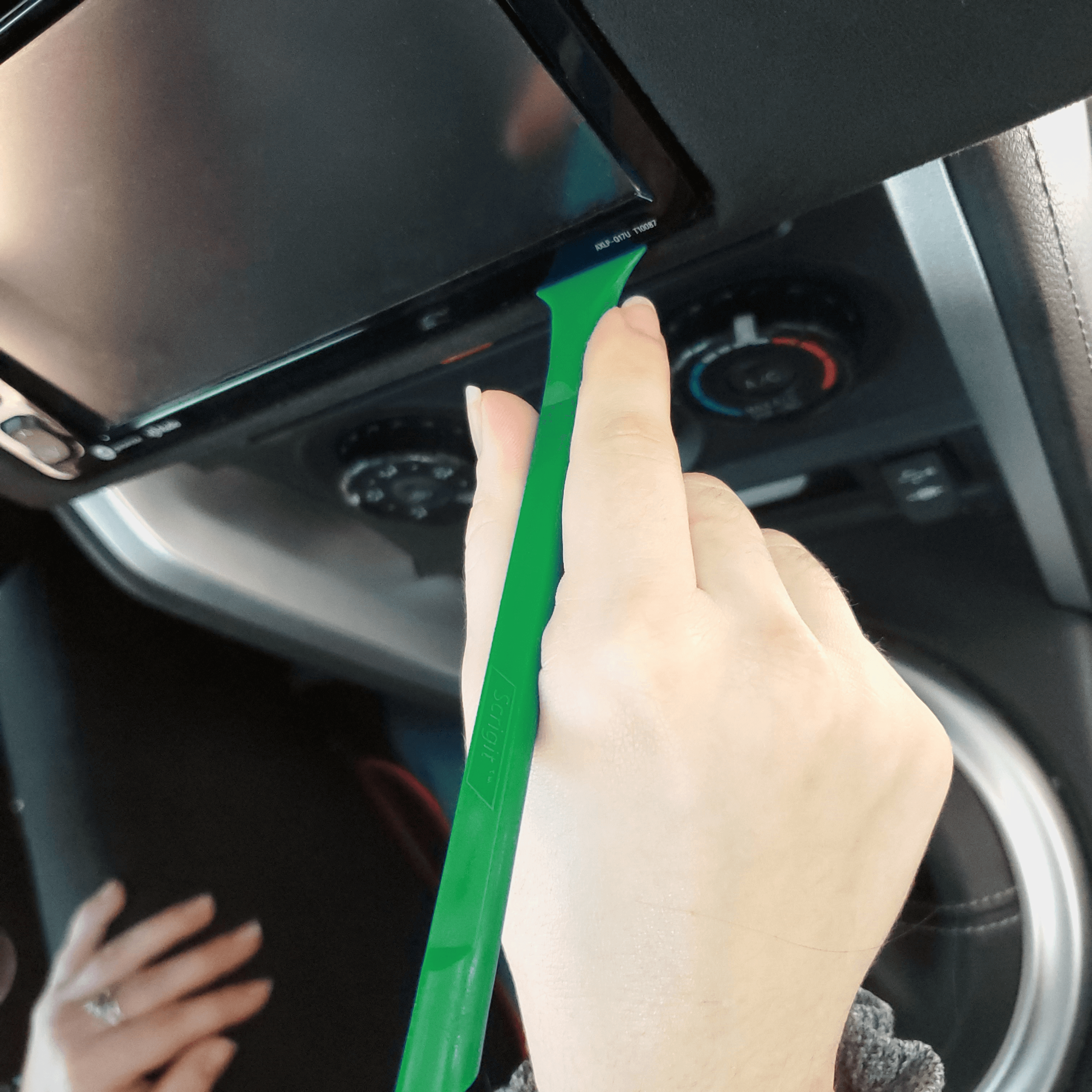 Cleaning Car with Wide Blade Scrigit