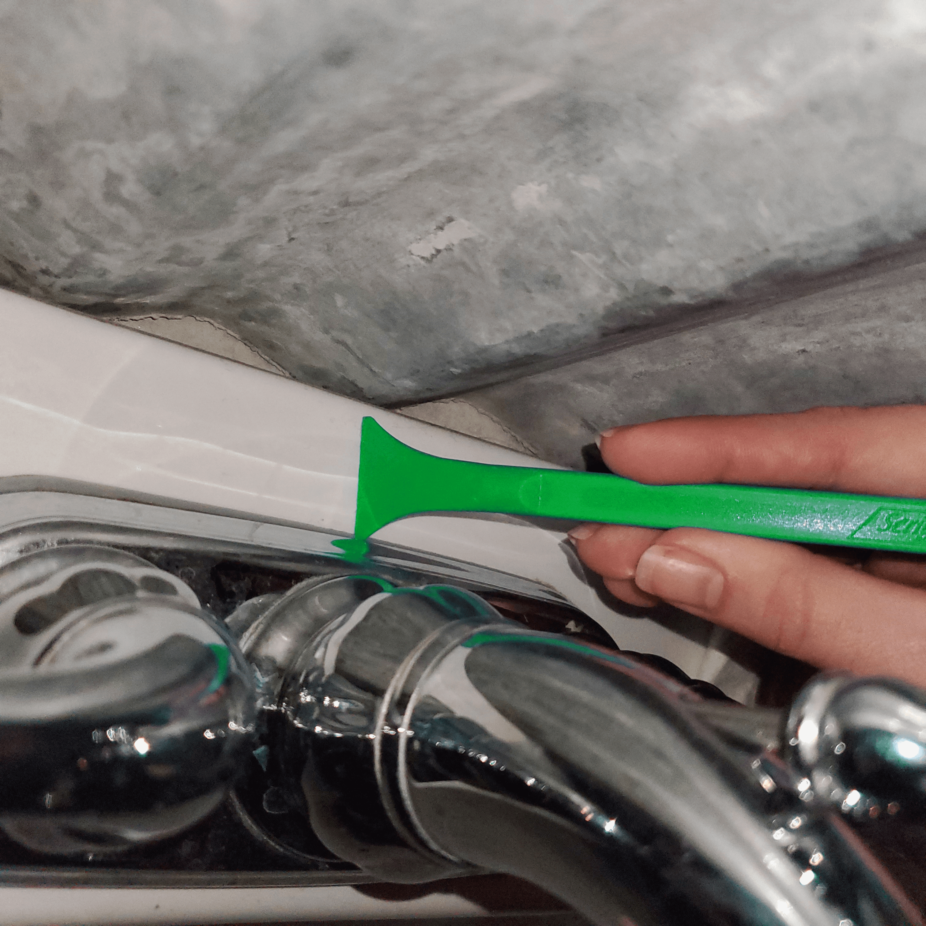 Cleaning sink edge with Wide Blade Scrigit